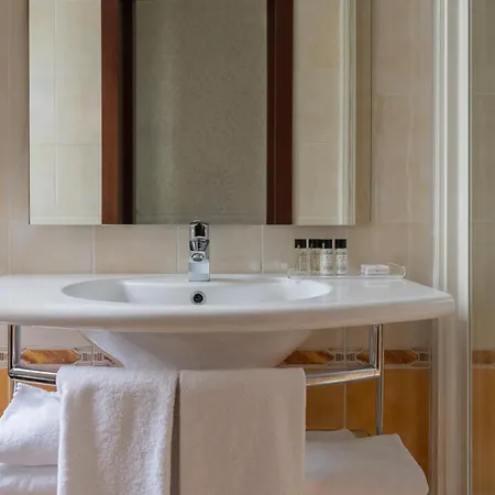 فندق Montecarlo 3*